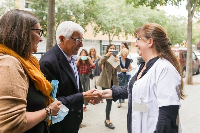 El conseller de Salud, Manel Balcells, ha visitado el CAP Ramon Turró de Barcelona junto a la directora gerente del ICS, Yolanda Lejardi (izquierda)