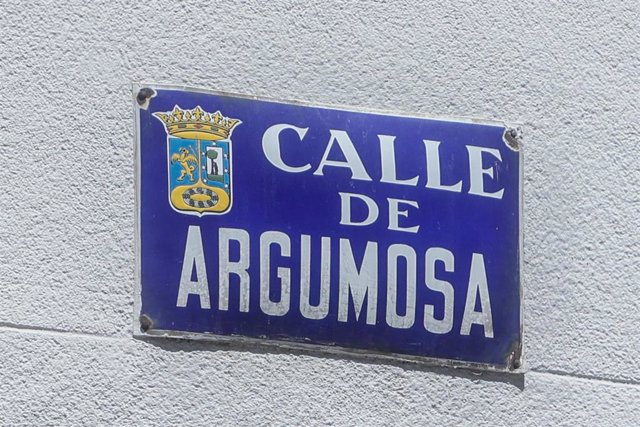Archivo - Placa de la calle dedicada al doctor Diego de Argumosa en Lavapiés.
