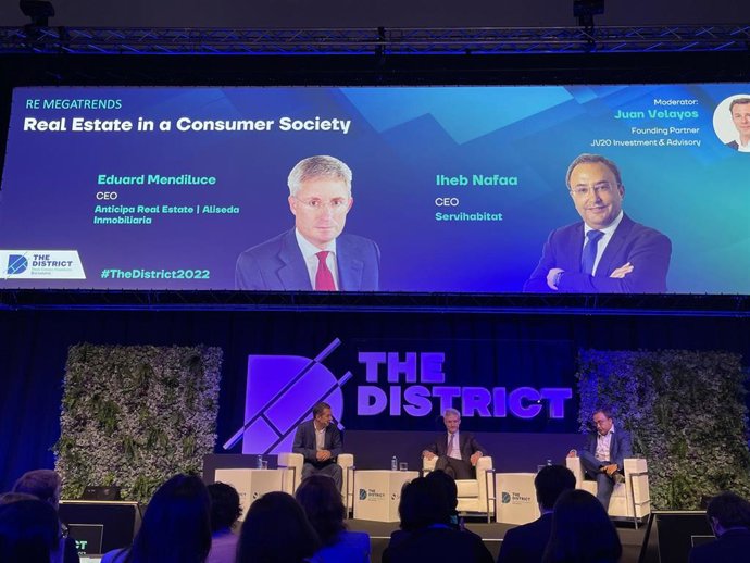 El ceo de Anticipa Real Estate Eduard Mendiluce y el el ceo de Servihabitat Iheb Nafaa