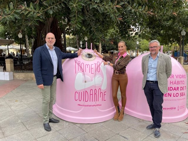 Alicante instala cuatro contenedores de vidrio rosa para ayudar en la lucha contra el cáncer de mama