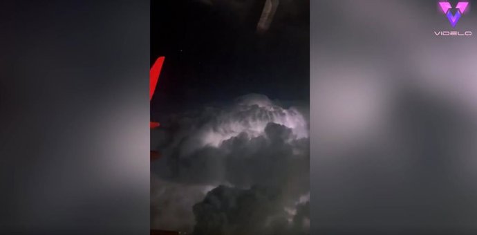 La impresionante imagen de una tormenta vista desde arriba