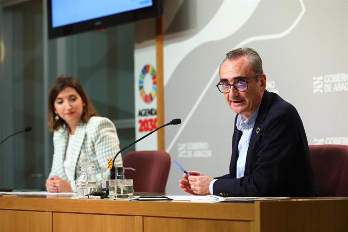 El director general de Planificación y Desarrollo Económico del Gobierno de Aragón, Miguel Luis Lapeña, y la directora de CEEIARAGON, Celia García, presenten un programa de aceleración para entidades de economía social.