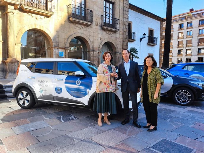 La directora de la Fundación Princesa de Asturias, Teresa Sanjurjo; la responsable de Movilidad Sostenible de EDP España, Patricia Cienfuegos; y del responsable de la Fundación EDP en Asturias, Juan García-Ovies.