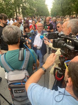 El presidente de la Federación de Empresas de Hostelería y Turismo de Granada, Gregorio García, atiende a los medios durante la concentración.