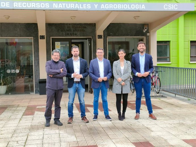 El secretario general del PSOE de Castilla y León, Luis Tudanca, segundo por la izquierda, en su visita al Irnasa de Salamanca junto a compañeros del partido en la provincia.