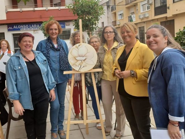 Hidalgo (2d), junto a participantes en la clase de pintura.