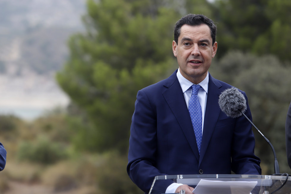 El presidente de la Junta, Juanma Moreno, en la inauguración  del nuevo centro de visitantes del Caminito del Rey