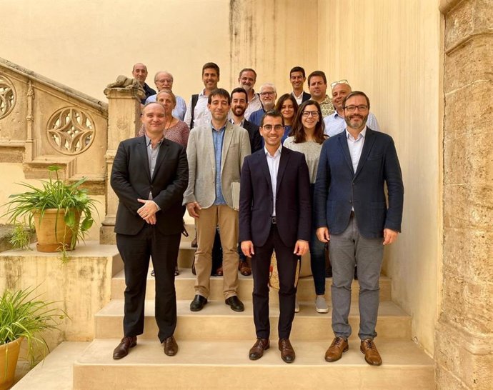 Foto de familia de la reunión entre Govern, agentes sociales y económicos e instituciones públicas para abordar el desarrollo de la Estrategia de Inteligencia Artificial de Baleares.