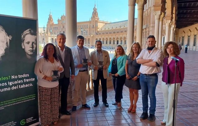 Archivo - Imagen de archivo de la presentación de la campaña 'Espacios Sin Humos' de la AECC en la Plaza de España de Sevilla.