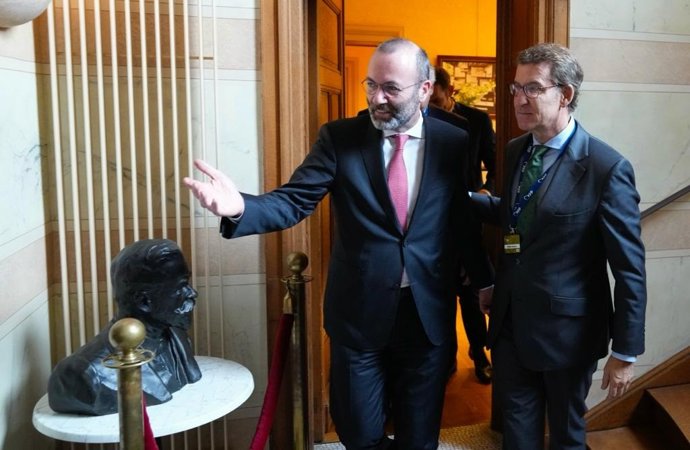 El líder del PP, Alberto Núñez Feijóo, y el presidente del PPE, Manfred Weber, en Bruselas en la reunión del Partido Popular Europeo (PPE).