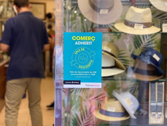Pegatina identificativa de la pertenencia a esta iniciativa de bonos descuento, en un comercio de Palma.