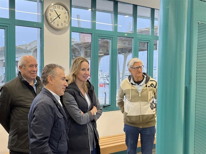 Fernández-Tapias en la estación de autobuses de Cangas.