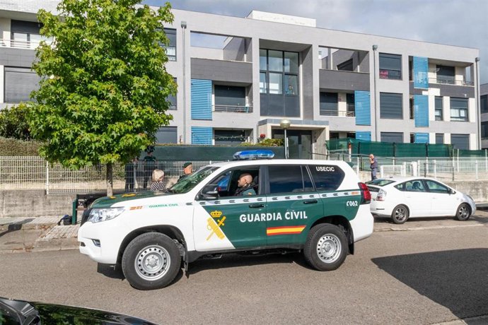 Archivo - Guardia Civil en la urbanización okupada de Requejada