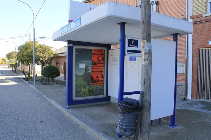 Archivo - Plano general, de una parada de autobuses