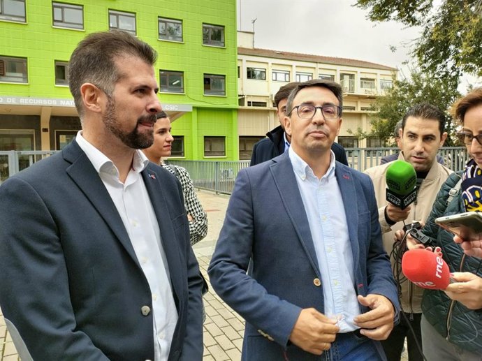 El secretario general del PSOE CyL, Luis Tudanca (i), y el procurador socialista Fernando Pablos (d), antes de atender a los medios en su visita a la sede del Irnasa en Salamanca.