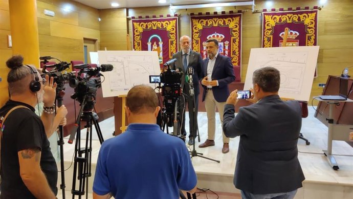 El presidente de la Diputación de Sevilla, Fernando Rodríguez Villalobos, y el alcalde Las Cabezas de San Juan, Francisco Toajas, han comparecido ante los medios para detallar los proyectos financiados con los planes Contigo y Actúa.