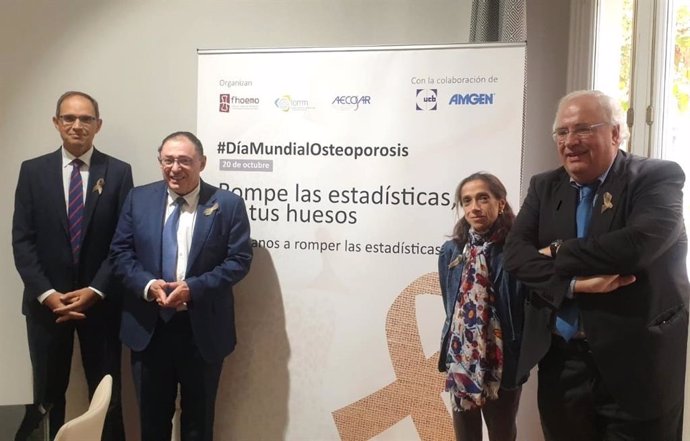 De izquierda a derecha: Dr. Guillermo Martínez, Dr. Santiago Palacios, Raquel Sánchez y Dr. Josep Vergés.