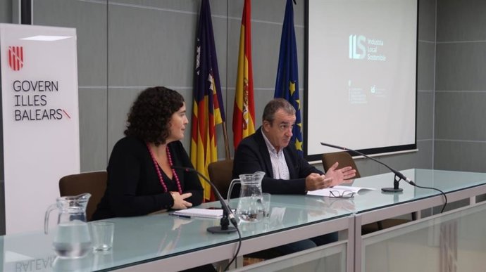 La directora gerente del IDI, Mariona Luis, y el conseller de Transición Energética, Sectores Productivos y Memoria Democrática, Juan Pedro Yllanes.