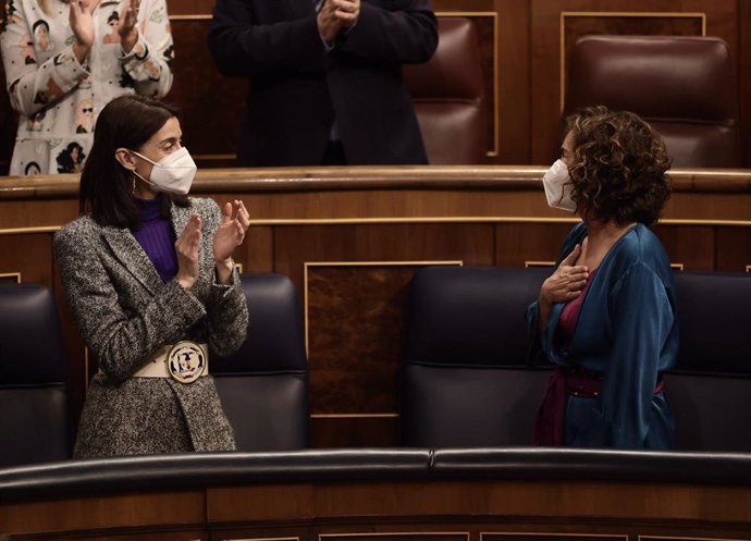 Archivo - La ministra de Hacienda y Función Pública, María Jesús Montero frente a Pilar Llop, en el Congreso. 