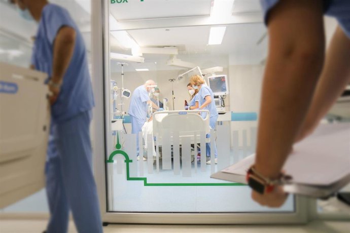 Archivo - La UCI es uno de los nuevos servicios que se sitúan entre los mejores del Hospital Virgen del Rocío de Sevilla.