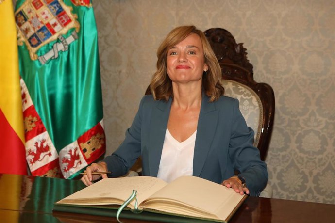 La ministra de Educación y Formación Profesional, Pilar Alegría. A 20 de octubre de 2022, en Cádiz (Andalucía, España). La ministra Pilar Alegría ha visitado la Diputación de Cádiz, en un acto oficial donde ha firmado en su libro de honor.