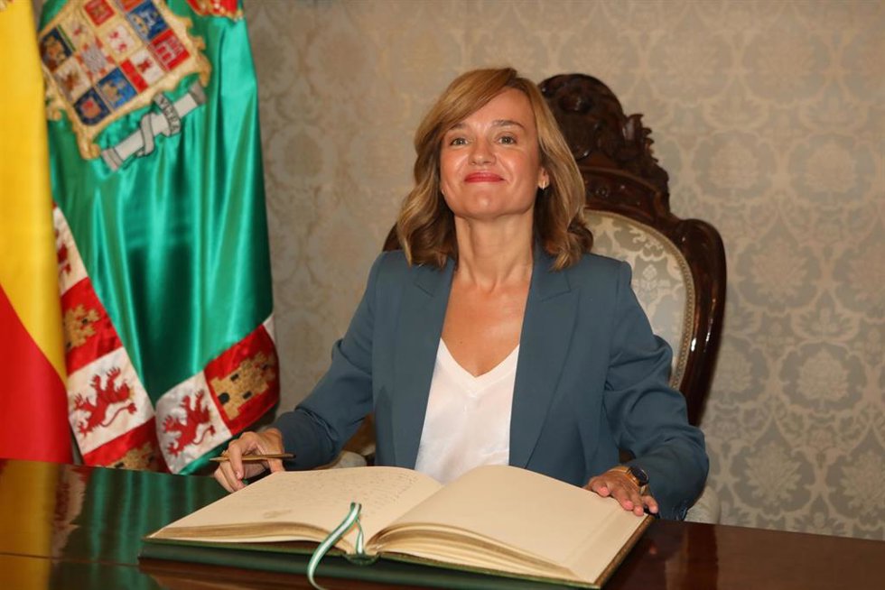 La ministra de Educación y Formación Profesional, Pilar Alegría. A 20 de octubre de 2022, en Cádiz (Andalucía, España). La ministra Pilar Alegría ha visitado la Diputación de Cádiz, en un acto oficial donde ha firmado en su libro de honor.