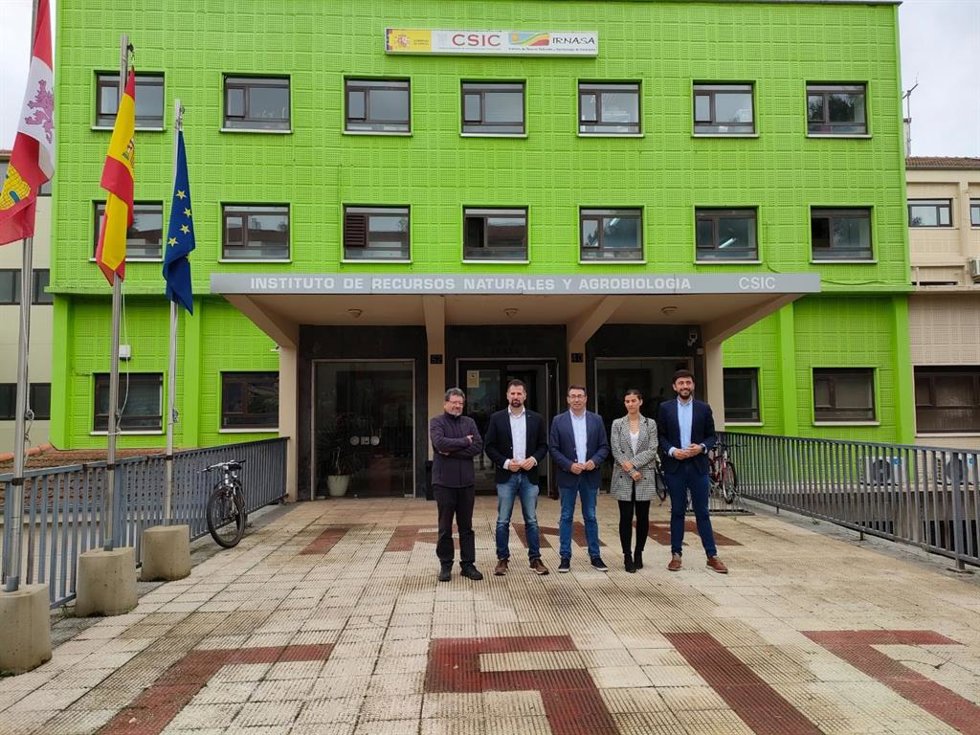 El Secretario General Del Pscyl, Luis Tudanca, Segundo Por La Izquierda, En Su Visita A La Sede Del Irnasa En Salamanca.