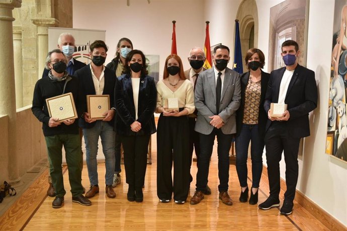 Archivo - Los premiados en la 12 edición de Certamen de Pintura del Parlamento de La Rioja