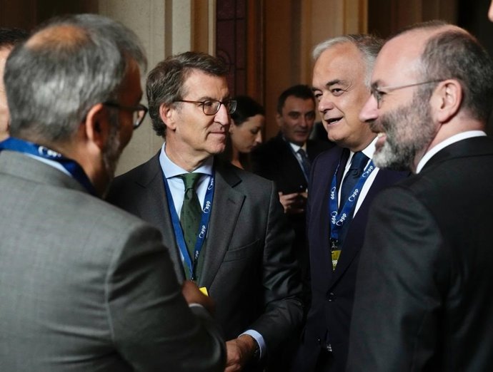 El líder del PP, Alberto Núñez Feijóo, participa en la cumbre del PPE en Bruselas. Le acompaña el vicesecretario de Institucional del PP, Esteban González Pons.