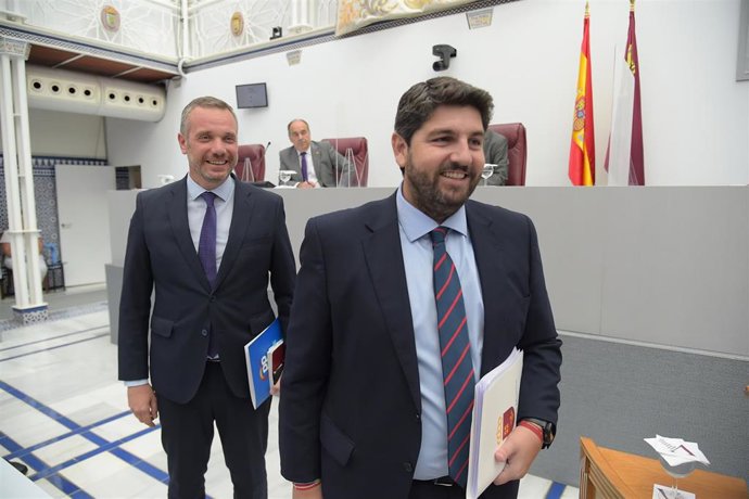 Archivo - El presidente de la Región de Murcia, Fernando López Miras, junto al portavoz del GPP, Joaquín Segado