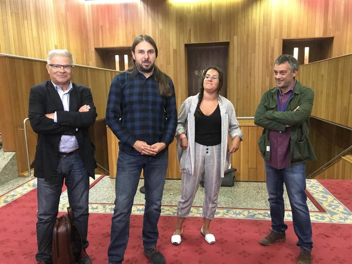 Archivo - Xan Xove, junto a los exdiputados del Grupo Común da Esquerda Manuel Lago y  Luca Chao, y el exalcalde de A Coruña Xulio Ferreiro