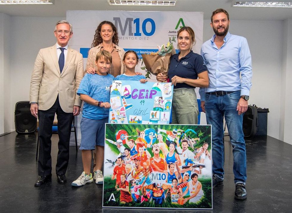 Miguel Ángel Arauz, Isabel Sánchez, Blanca Manchón y Alejandro Bueno, presentan el programa 'Mentor 10' en el CEIP 19 de abril de Dos Hermanas.