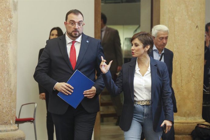 La ministra Portavoz y de Política Territorial, Isabel Rodríguez y el presidente del Principado de Asturias, Adrián Barbón, a su llegada a una rueda de prensa en el Palacio de los Condes de Toreno, a 20 de octubre de 2022, en Asturias (España). 