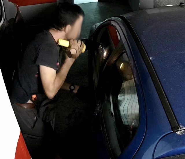 Imagen del detenido en uno de los robos en el interior de un coche.