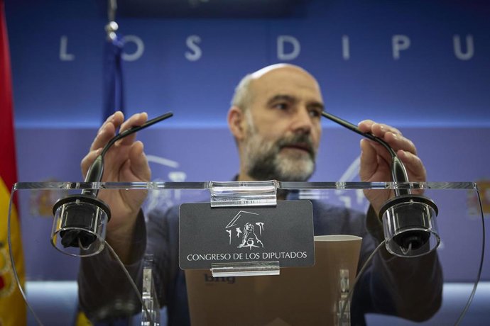 Archivo - El diputado del BNG en el Congreso, Néstor Rego, interviene en una rueda de prensa 