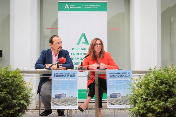 El delegado de Turismo, Cultura y Deporte, Fernando Egea, en una rueda de prensa junto a la directora del Patronato de la Alhambra y el Generalife, Rocío Díaz (archivo).