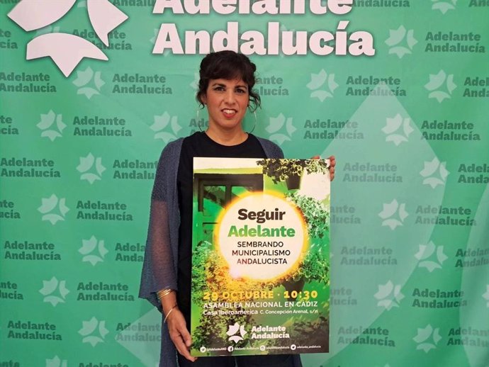 Teresa Rodríguez con el cartel de la asamblea que se celebrará el día 29.