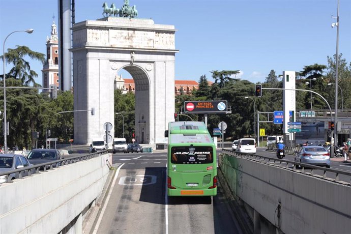 Archivo - Un autobús circula por las inmediaciones del intercambiador de Moncloa, en Madrid (España), a 1 de julio de 2020.