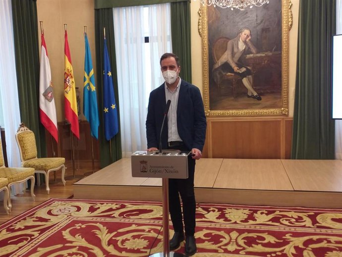 Archivo - Olmo Ron, concejal de  Mantenimiento, Obras Públicas y Proyectos de Ciudad del Ayuntamiento de Gijón y presidente de Emulsa