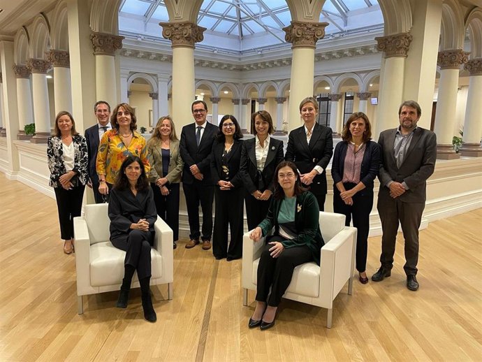 La presidenta de la AdC, Margarida Matosla (sentada a la izquierda), y presidenta de la CNMC, Cani Fernández (sentada a la derecha), junto a sus equipos en el noveno encuentro entre ambos reguladores celebrado este jueves 20 de octubre en Madrid