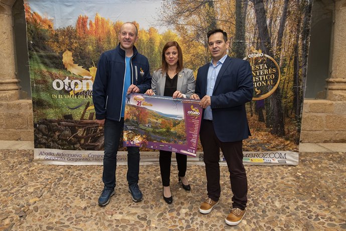 El gerente de DIVA, Diego Curto, la diputada delegada de Turismo, Patricia Valle, y el presidente de DIVA, Óscar Mateos, en la presentación del XXV Otoño Mágico del Valle del Ambroz