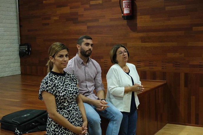 La directora de Turismo del Cabildo de Tenerife, Laura Castro (i), en la presentación de las obras del frente marítimo de Playa San Juan a los vecinos