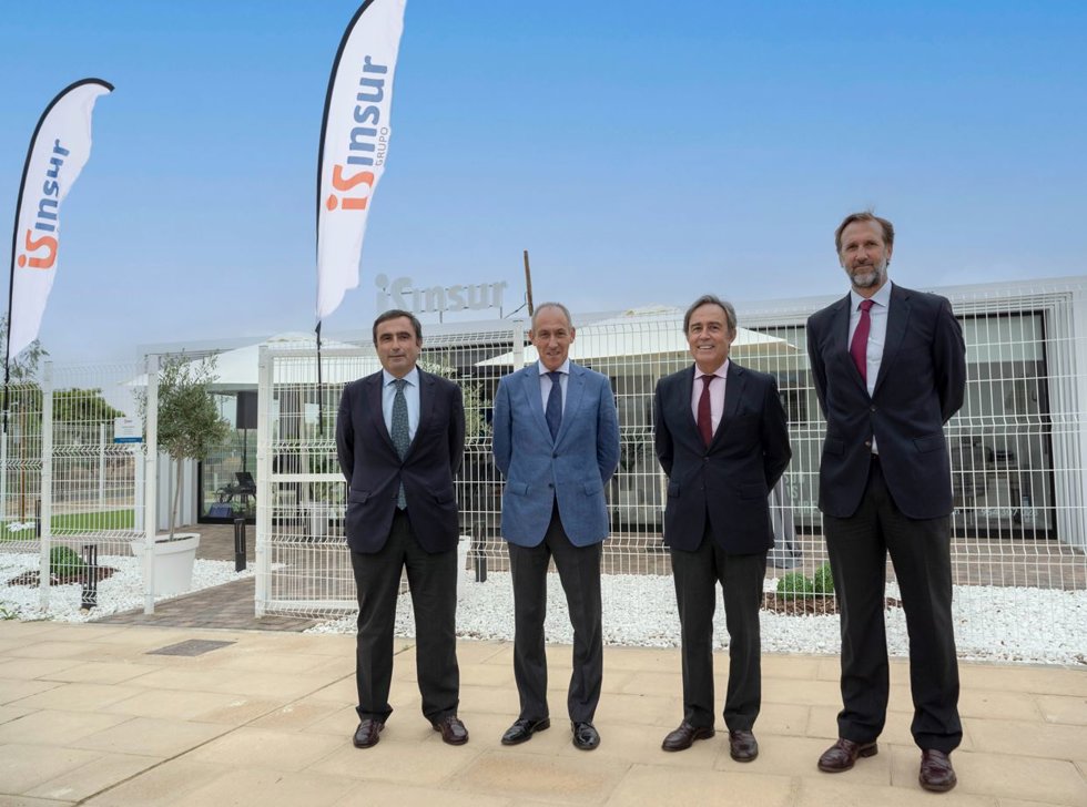 En la imagen, de izquierda a derecha, Francisco Pumar, director general de Grupo Insur; José María Soriano, alcalde de Tomares (Sevilla), Ricardo Pumar, presidente de Grupo Insur, y Zacarías Zulategui, director de Promoción de Grupo Insur en Andalucía O