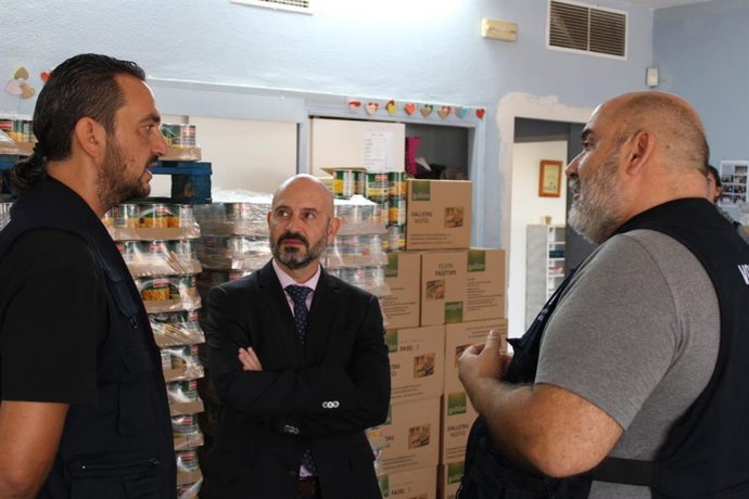 Javier Salas, subdelegado del Gobierno en Málaga, durante su visita a las instalaciones de Bancosol y Asaec