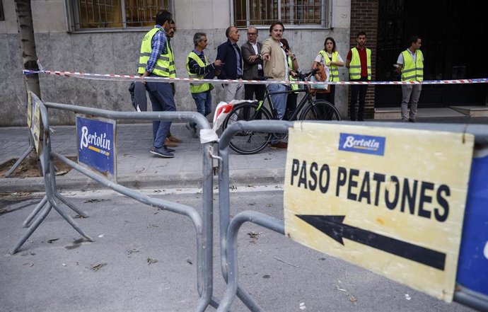 El concejal de Movilidad Sostenible del Ayuntamiento de Valencia, Giuseppe Grezzi, con una bicicleta durante su visita a las obras del carril bici de la Avenida del Cid/Pérez Galdós. 
