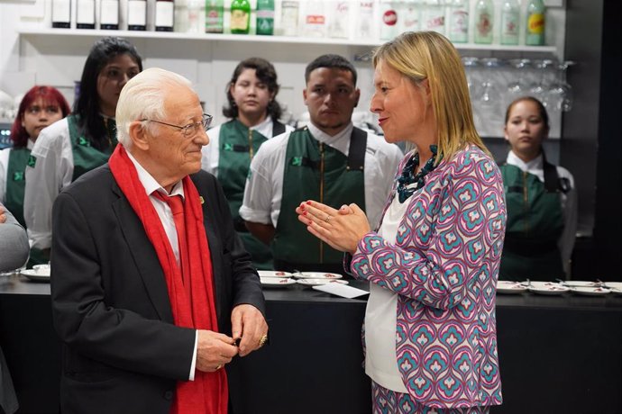 El Padre Ángel junto a la presidente de Juntas Generales de Bizkaia, Ana Otadui, en la Escuela de Hostelería de la UPV, en el Campus de Leioa (Bizkaia)