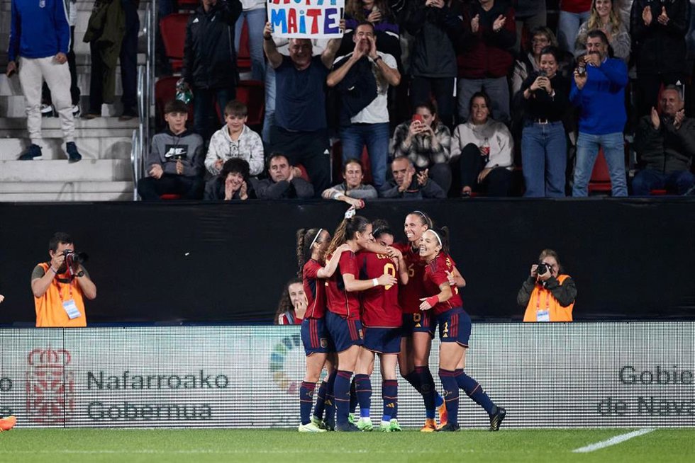Jugadoras de la selección española femenina celebran un gol.