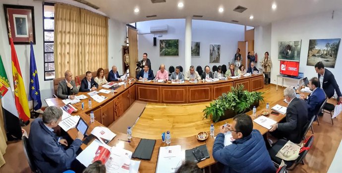 El equipo de gobierno de la Diputación de Badajoz se reúne en Jerez de los Caballeros para perfilar el presupuesto provincial de 2023.