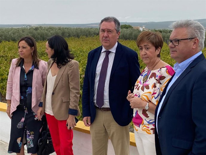 Espadas (centro), junto a otros cargos socialistas en Moriles.