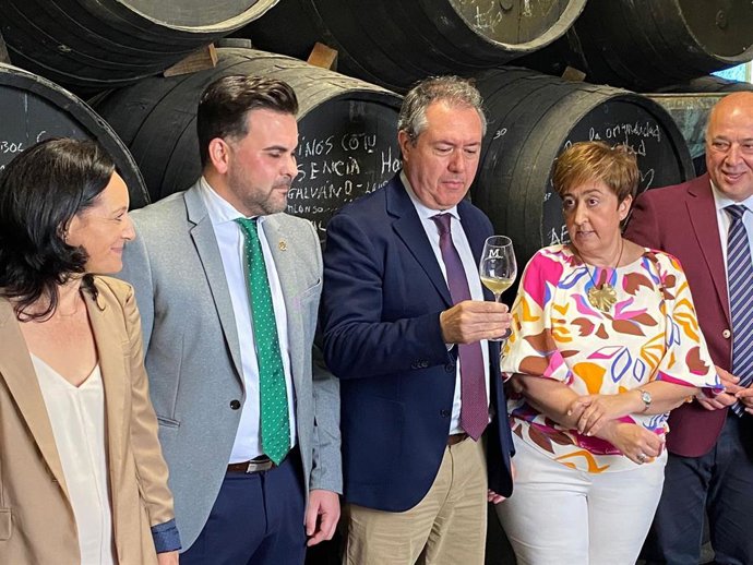 Espadas (centro), con un catavinos en la mano en la Cata del Vino de Moriles.